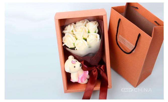 Подарочные букеты мыла из роз с игрушкой 