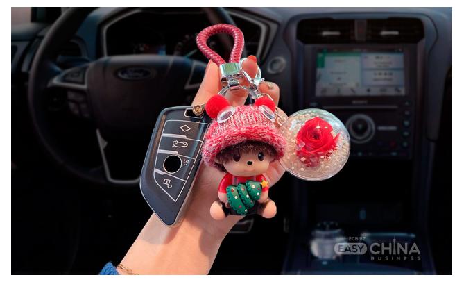 Подарочный брелок с фигуркой и вечной розой