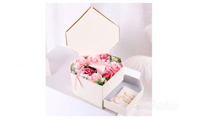 Подарочный набор мыла из роз в виде сердца