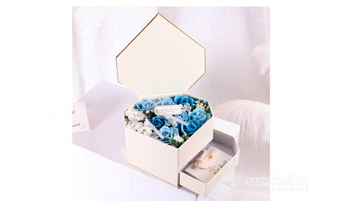 Подарочный набор мыла из роз в виде сердца