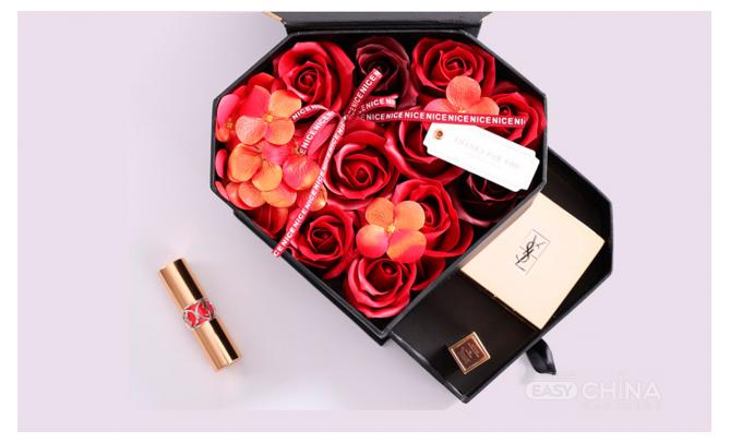 Подарочный набор мыла из роз в виде сердца