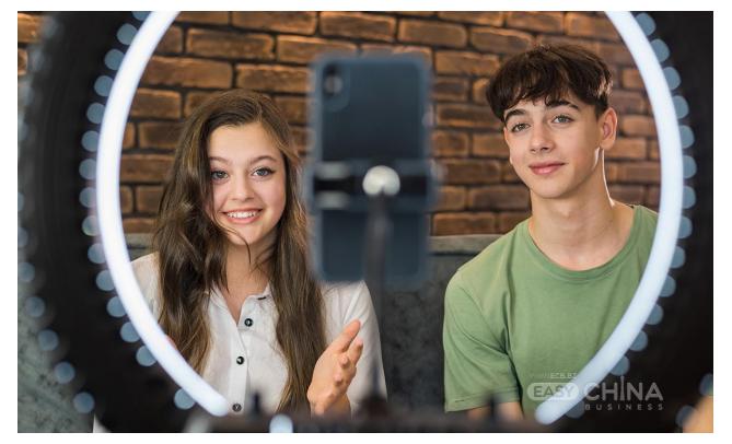 Фото товара Селфи штативы для блогеров оптом в ассортименте Фото товара Селфи штативы для блогеров оптом в ассортименте