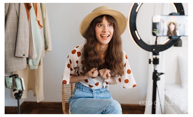 Фото товара Селфи штативы для блогеров оптом в ассортименте Фото товара Селфи штативы для блогеров оптом в ассортименте